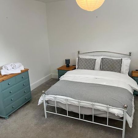 2 Bedroom Cottage In Old Town Swindon Extérieur photo