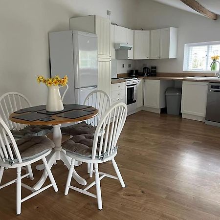 2 Bedroom Cottage In Old Town Swindon Extérieur photo