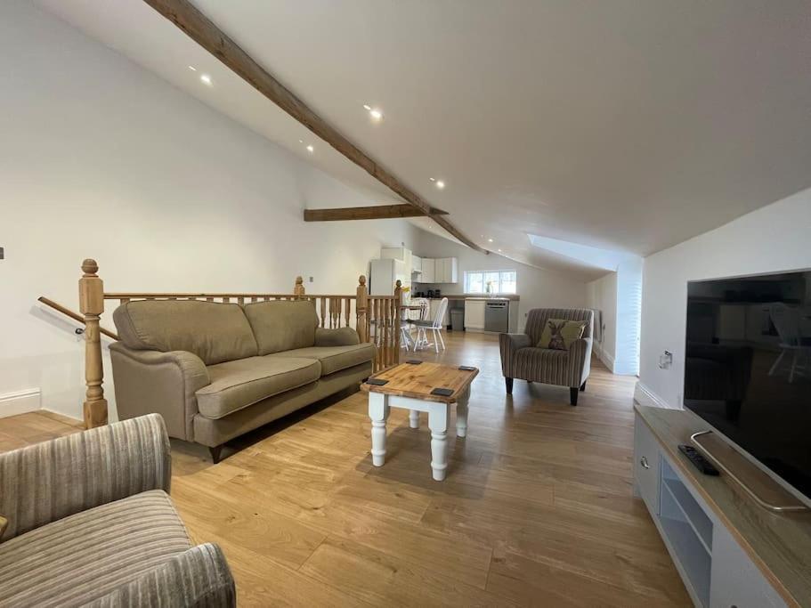 2 Bedroom Cottage In Old Town Swindon Extérieur photo