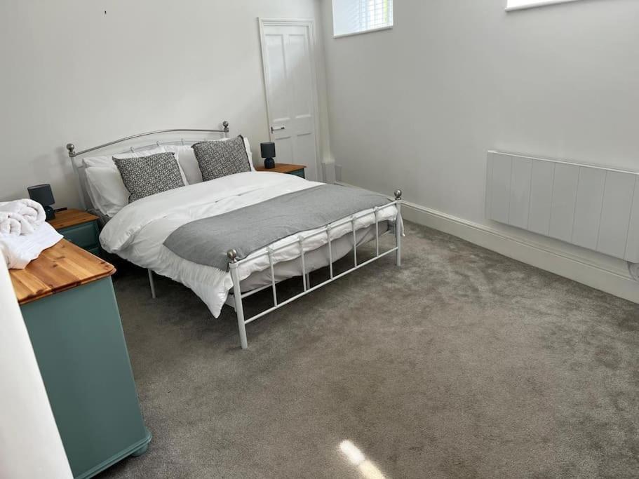 2 Bedroom Cottage In Old Town Swindon Extérieur photo