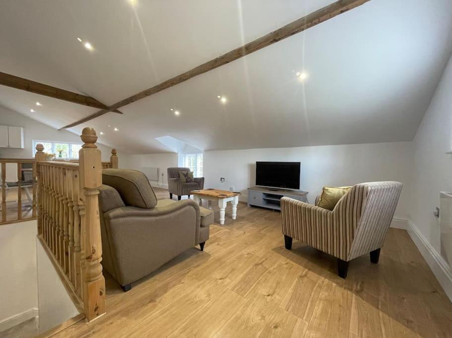 2 Bedroom Cottage In Old Town Swindon Extérieur photo