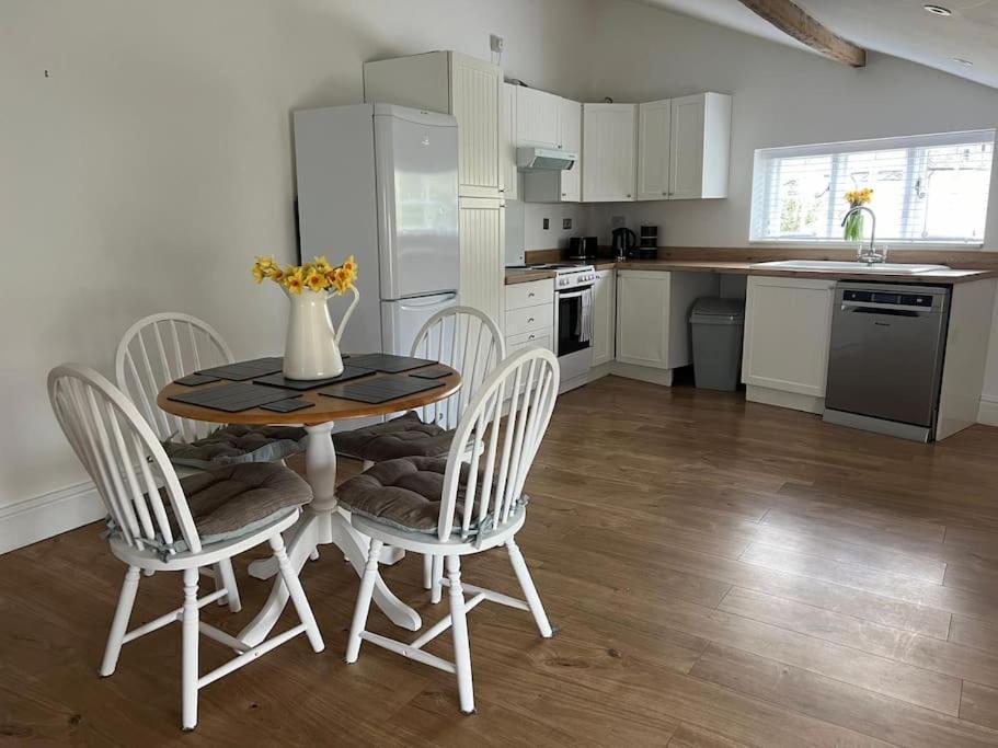 2 Bedroom Cottage In Old Town Swindon Extérieur photo