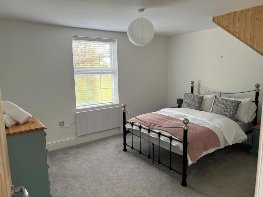 2 Bedroom Cottage In Old Town Swindon Extérieur photo