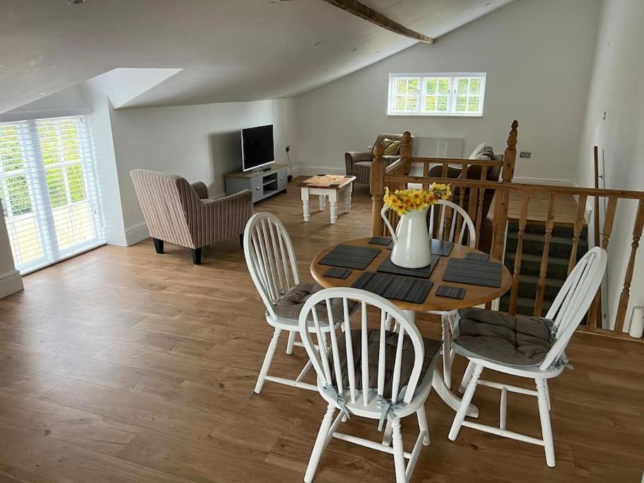 2 Bedroom Cottage In Old Town Swindon Extérieur photo