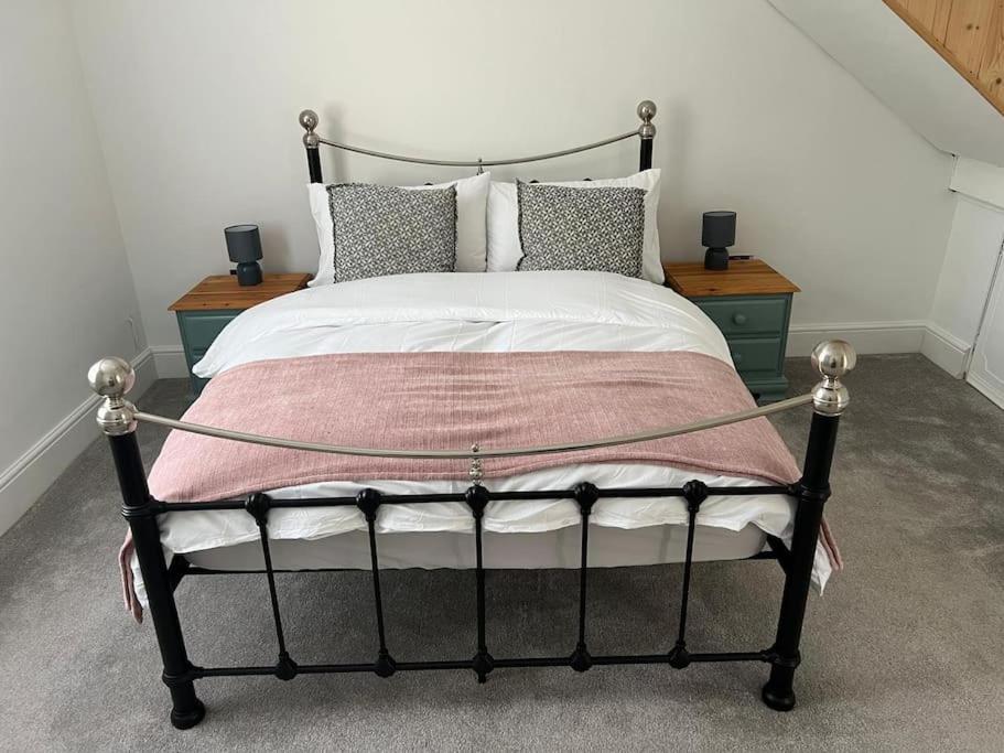 2 Bedroom Cottage In Old Town Swindon Extérieur photo