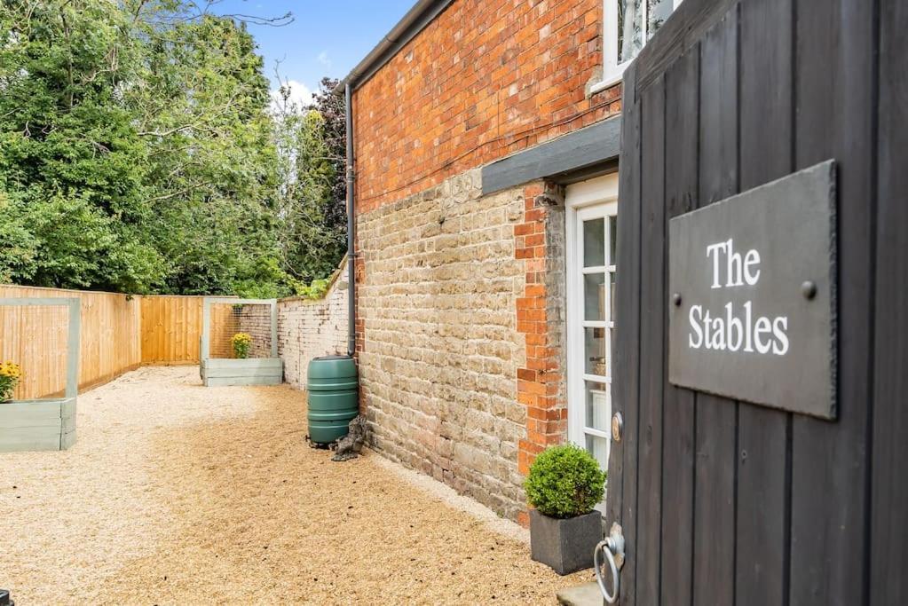 2 Bedroom Cottage In Old Town Swindon Extérieur photo
